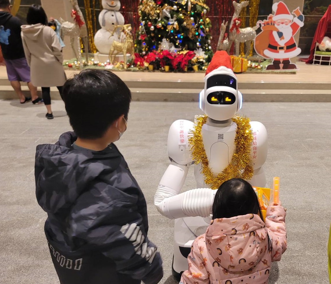 孩子與AI機器人互動